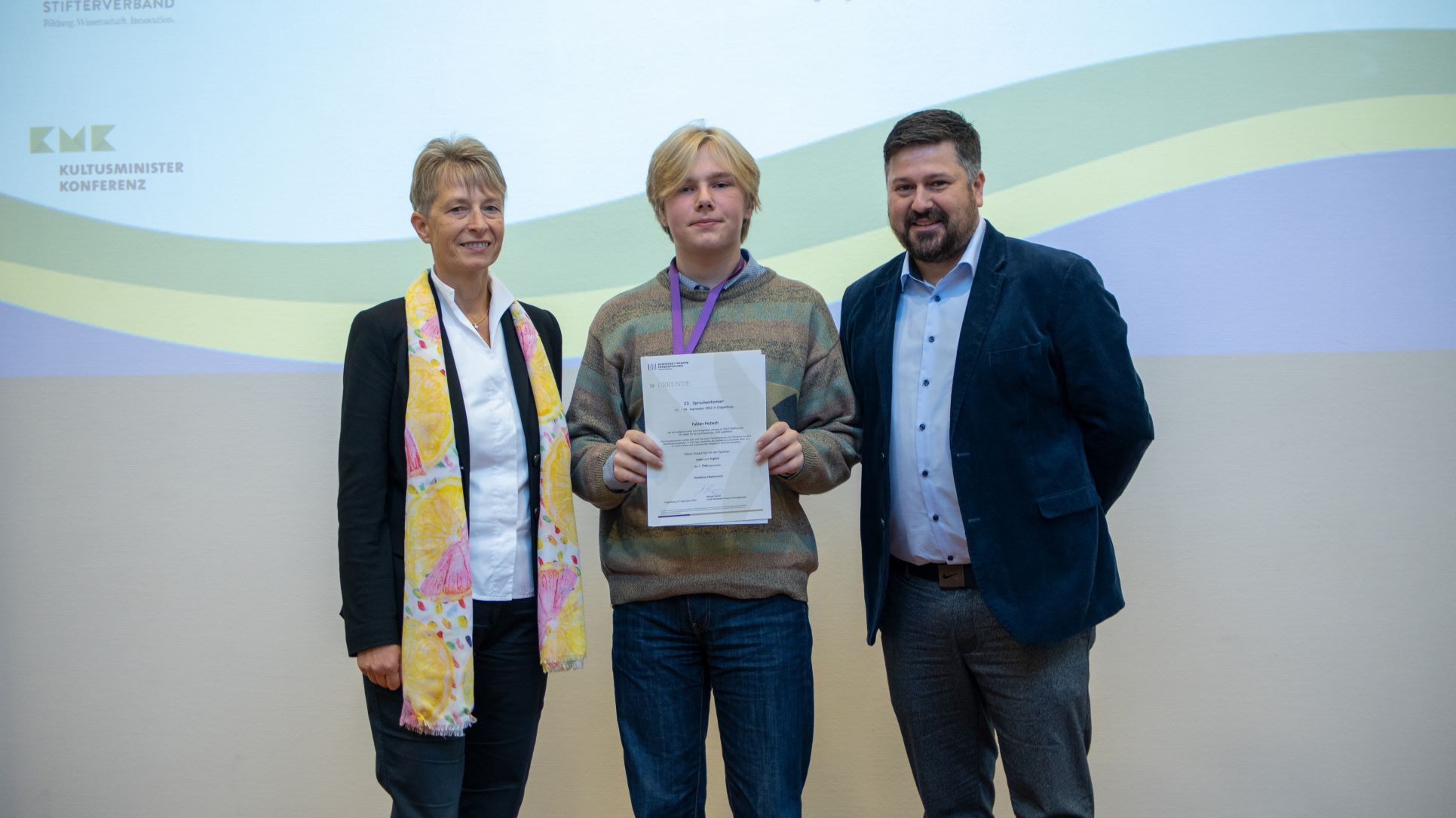 Dr. Gabriela Fellmann, Landesbeauftragte für den Bundeswettbewerb Fremdsprachen in Niedersachsen; Fabian Hubach, Erstplatzierter des Sprachenturniers 2022; Michael Remmy, Leiter des Bundeswettbewerbs Fremdsprachen