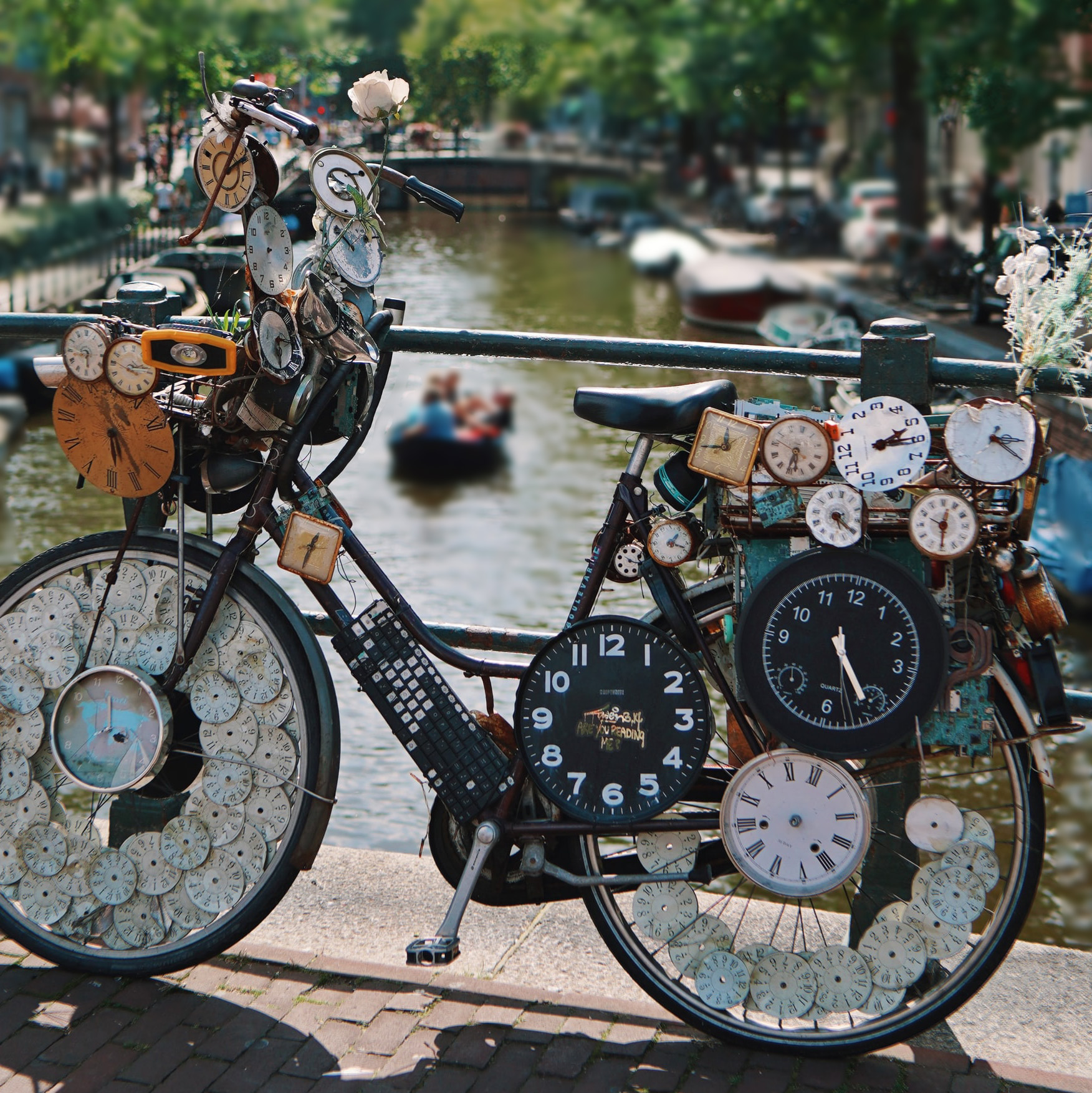 ein Fahrrad, an das sehr viele Uhren montiert sind.