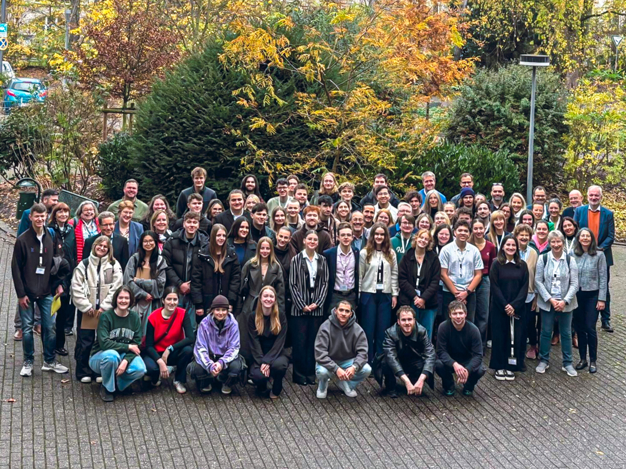 Gruppenbild mit allen Teilnehmenden des Azubiturniers 2025. 